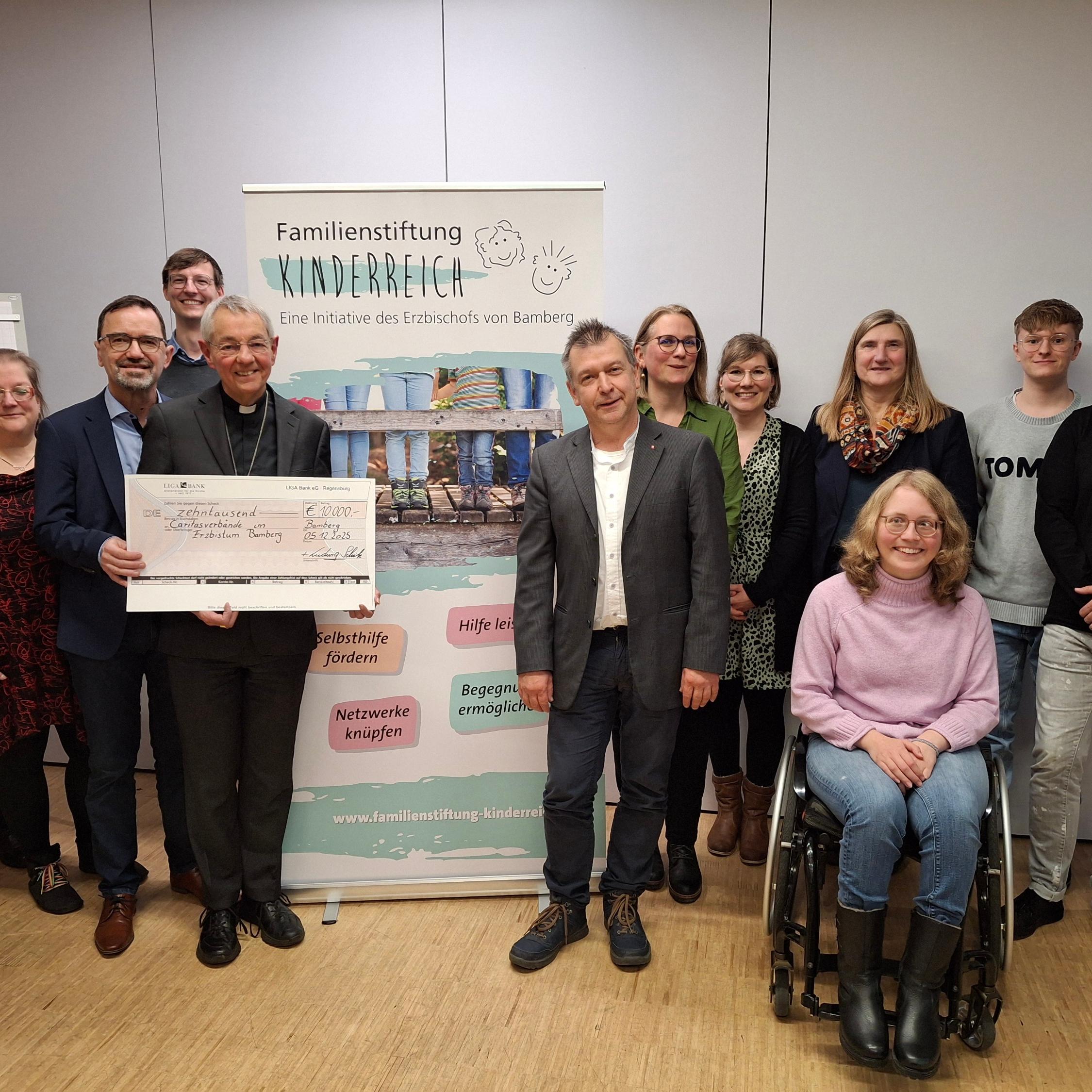 Familienstiftung Kinderreich - Schecküberreichung Dezember 2025