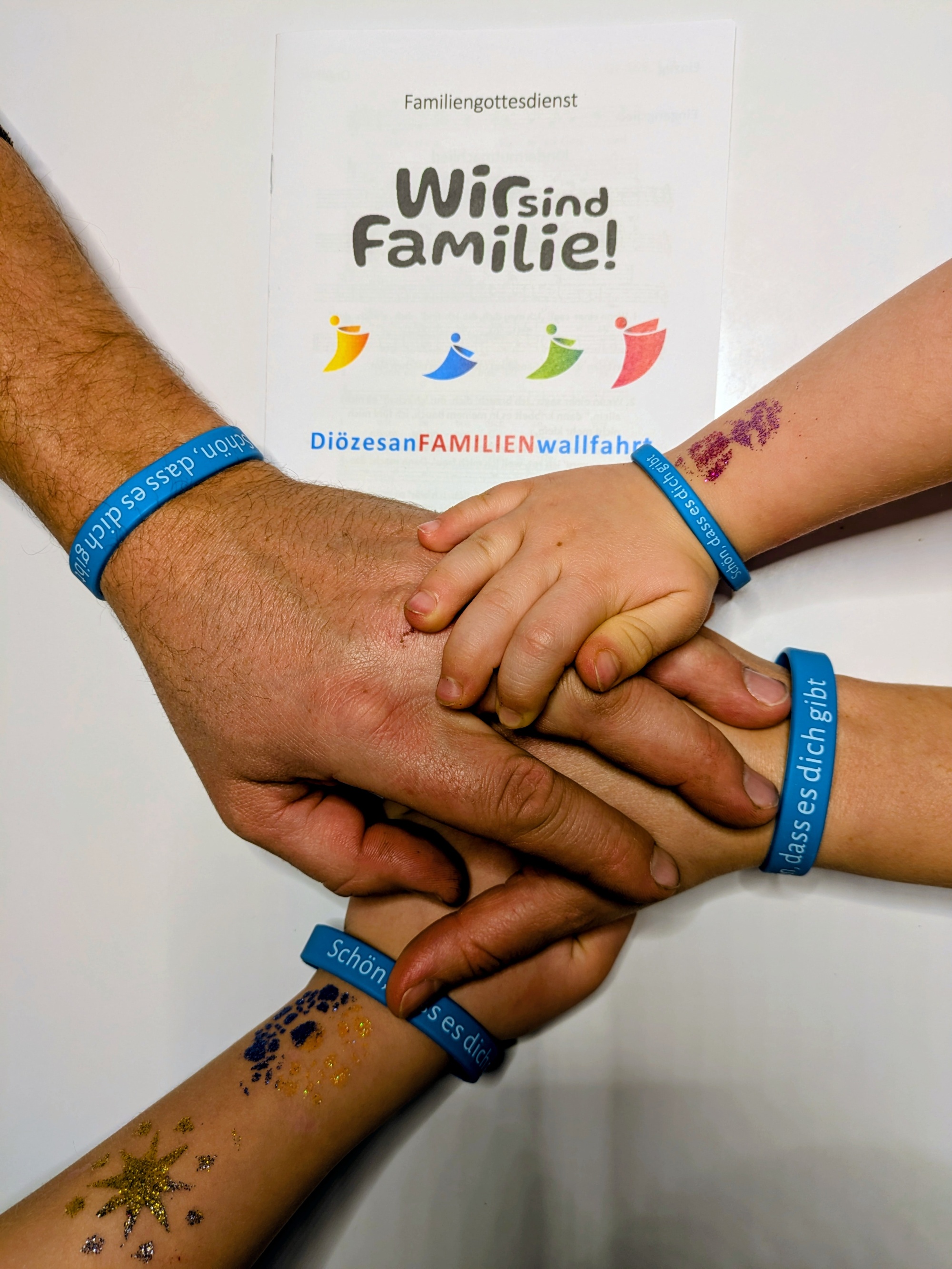 Bild mit Händen einer Familie