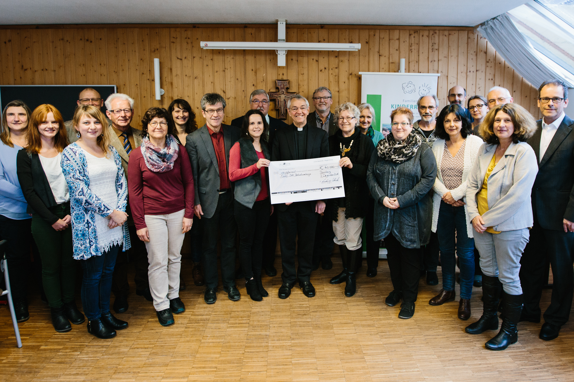 Erzbischof Schick übergab 40.000 Euro aus den Mitteln der Familienstiftung 'Kinderreich' an die Mitarbeiterinnen und Mitarbeiter der Caritas.