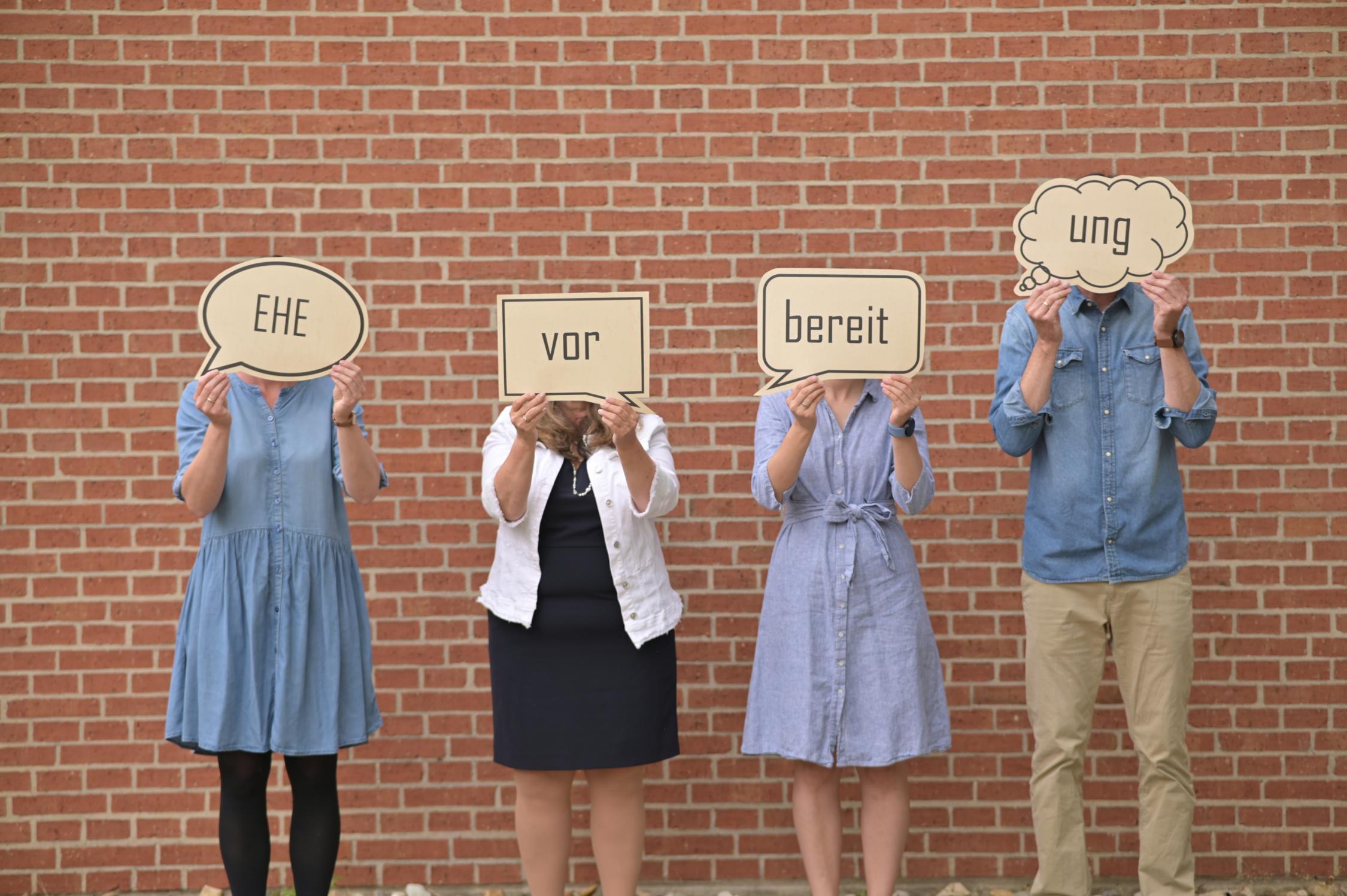 Katholische Ehevorbereitungskurse gibt es seit Jahrzehnten, auch ökumenische sind im Angebot. Heute werden die Brautleute nicht mehr nur in Kirchenrecht geschult, sondern zu ihrer Beziehung beraten. Ehevorbereitung macht Spaß: Aus einem Werbeflyer für Ehevorbereitungskurse im Bistum Regensburg. (Siehe Bericht des epd-Landesdienstes Bayern)