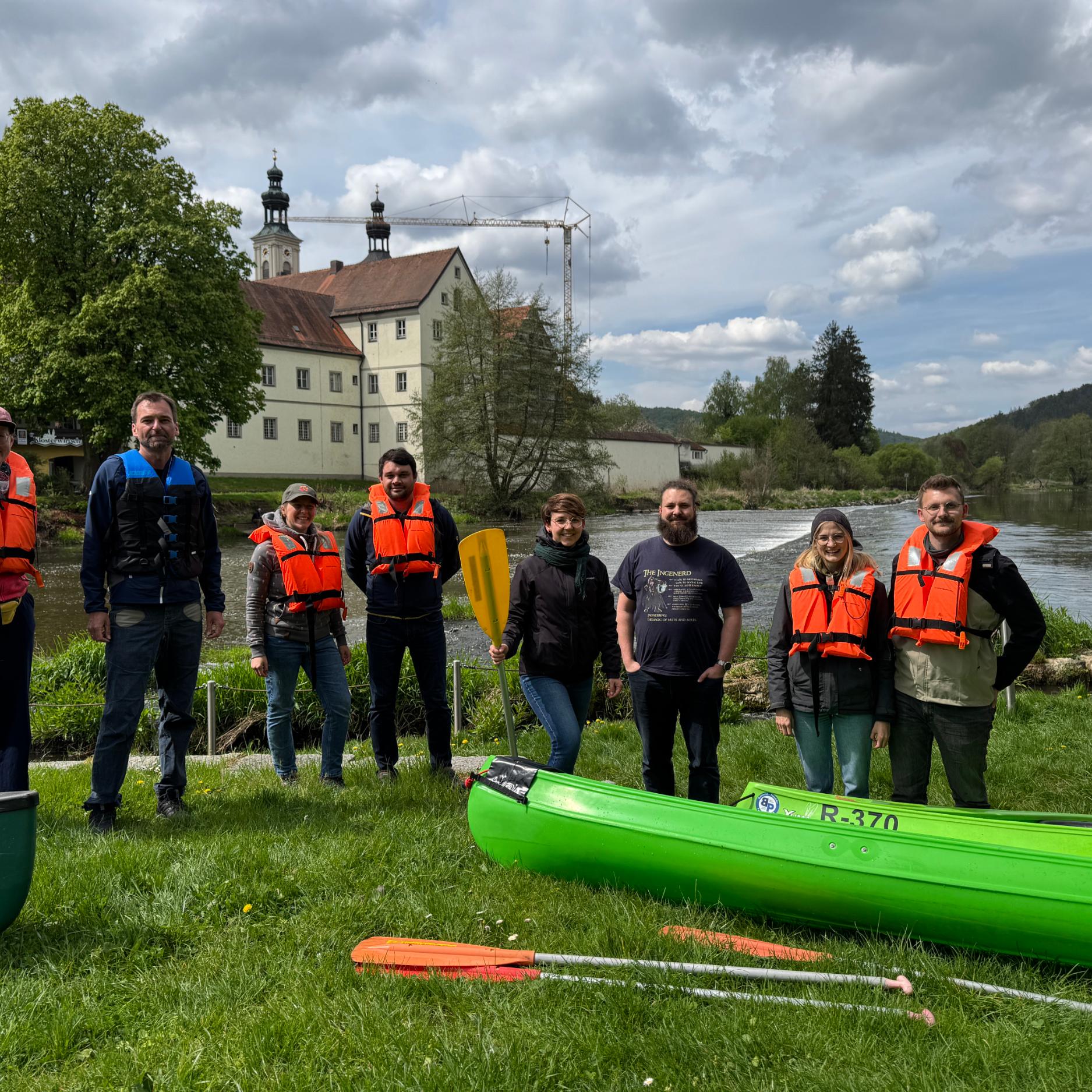 Auch ein Kanu-Wochenende bietet das Bistum Regensburg als Ehevorbereitungskurs an. 2025 paddelten einige Brautpaare gemeinsam mit Andreas Dandorfer (2. v. li.). (Siehe Bericht des epd-Landesdienstes Bayern vom 19.03.2026)