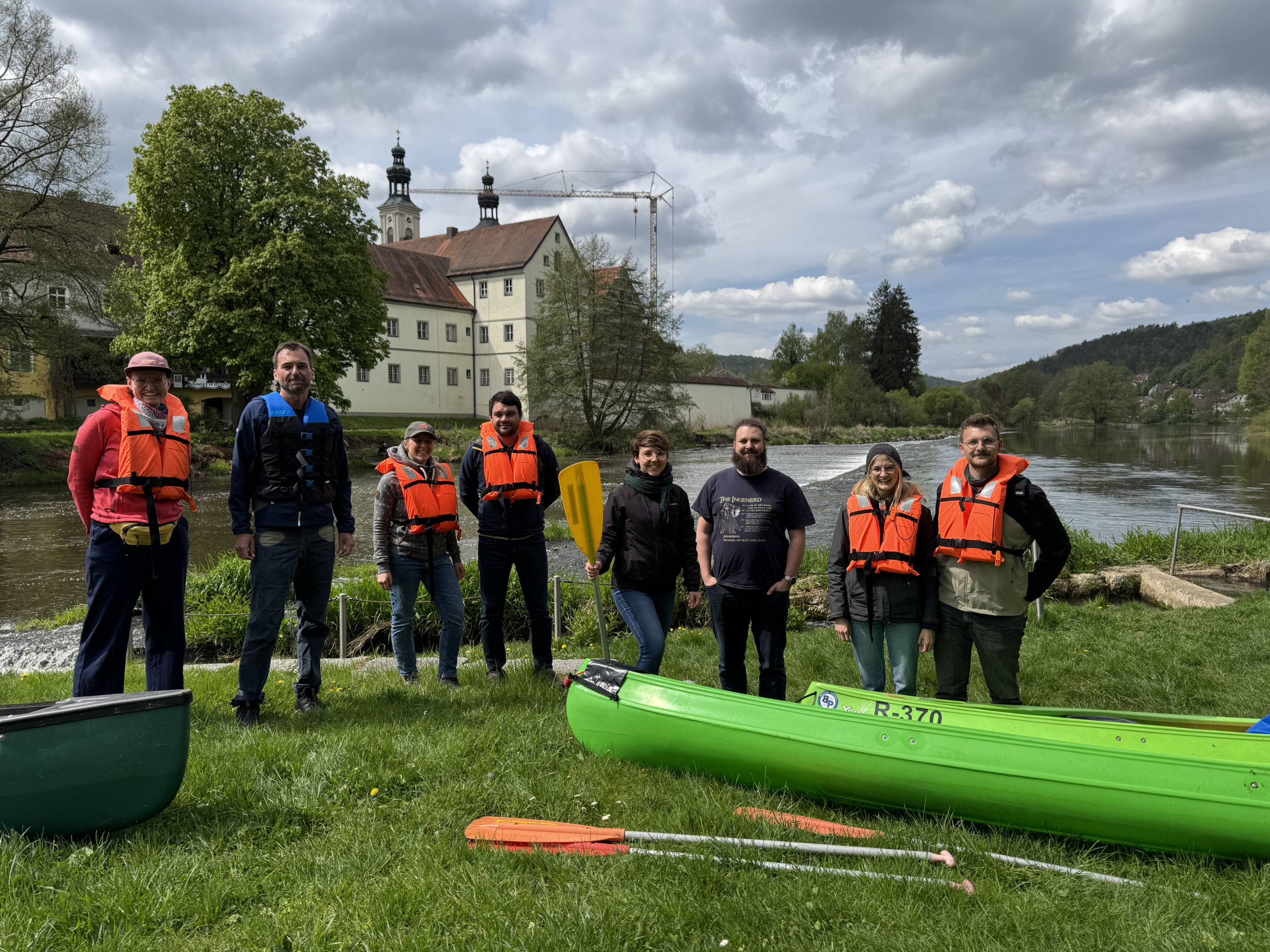 Auch ein Kanu-Wochenende bietet das Bistum Regensburg als Ehevorbereitungskurs an. 2025 paddelten einige Brautpaare gemeinsam mit Andreas Dandorfer (2. v. li.). (Siehe Bericht des epd-Landesdienstes Bayern vom 19.03.2026)